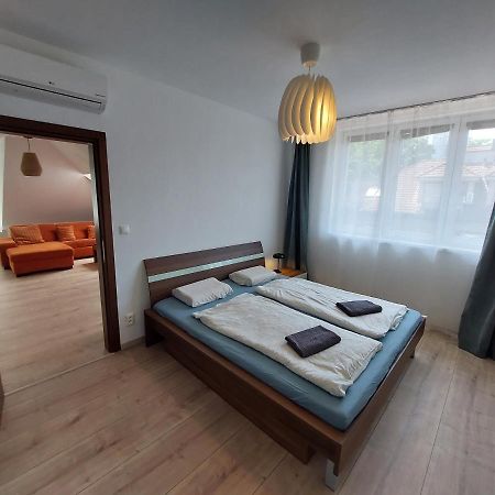 Utulny Apartman V Bratislava 4 Buitenkant foto