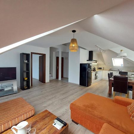 Utulny Apartman V Bratislava 4 Buitenkant foto