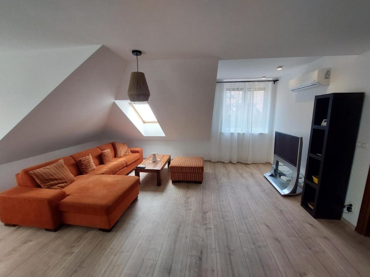 Utulny Apartman V Bratislava 4 Buitenkant foto