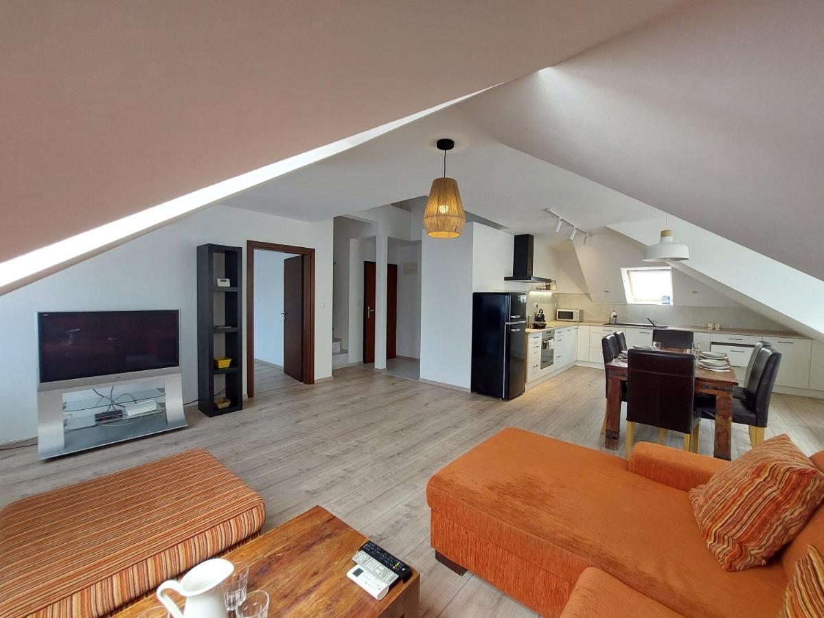 Utulny Apartman V Bratislava 4 Buitenkant foto